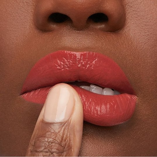 Boca de uma modelo negra com um batom de longa duração de Maybelline NY