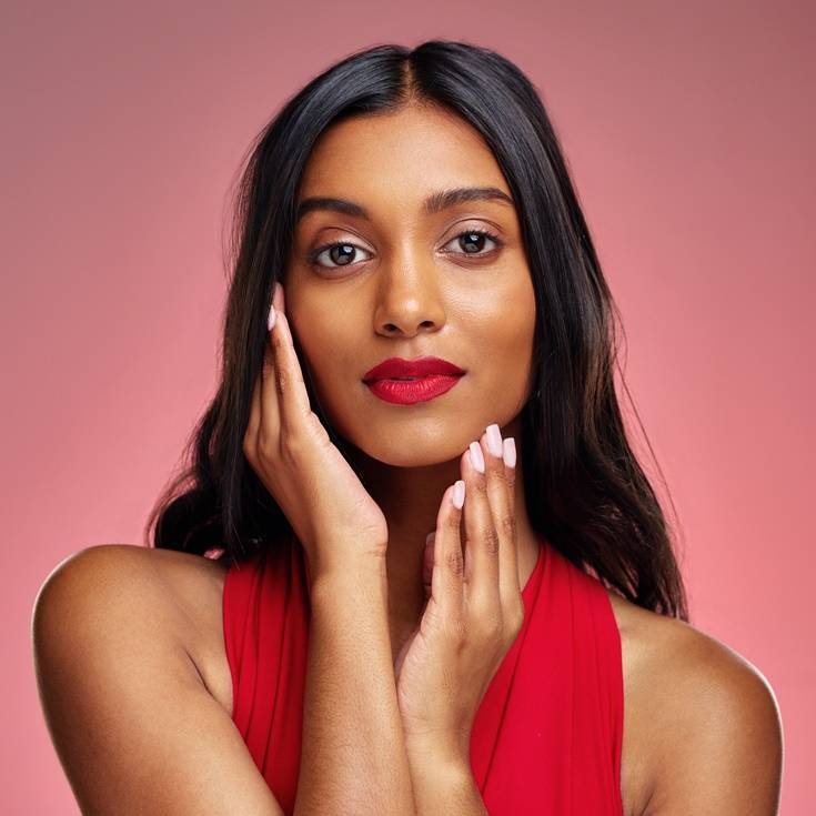 Close de lábios com batom vermelho clássico.