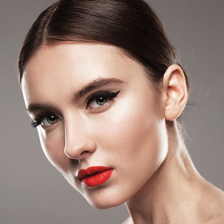 Modelo com batom vermelho e delineado