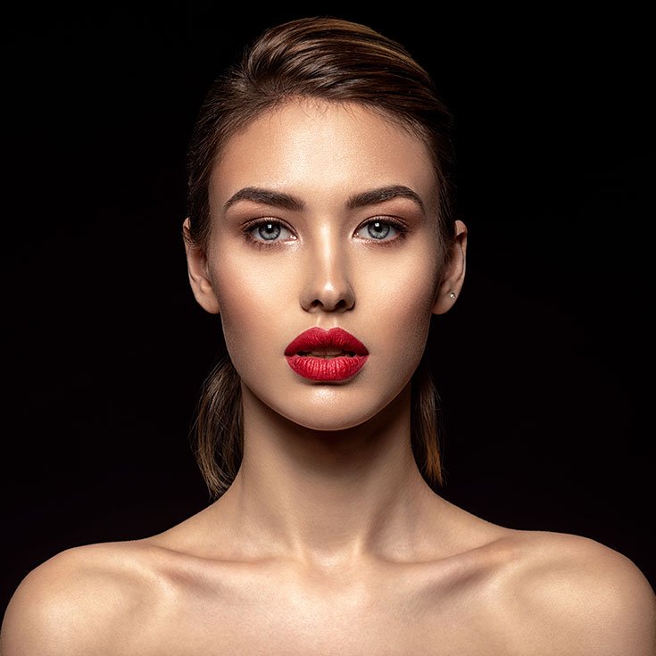 Modelo com batom vermelho e sombra marrom