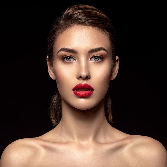 Modelo com batom vermelho e sombra marrom