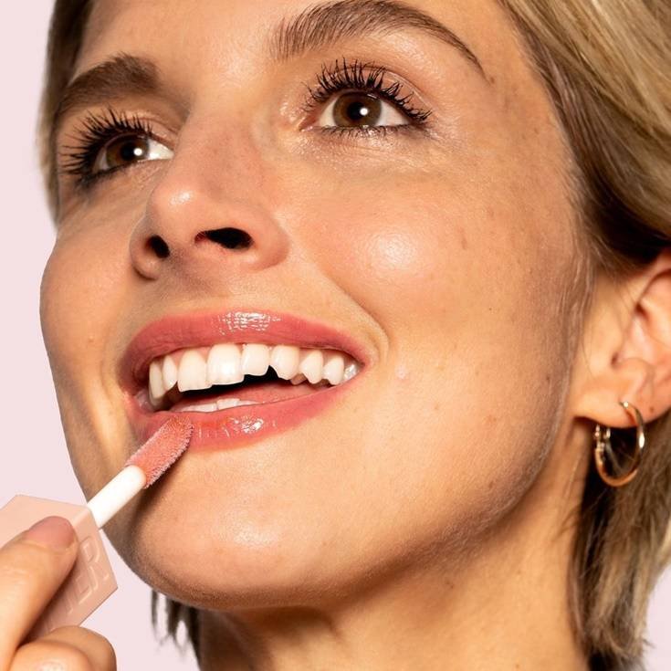 Close de lábios com batom vermelho natural.