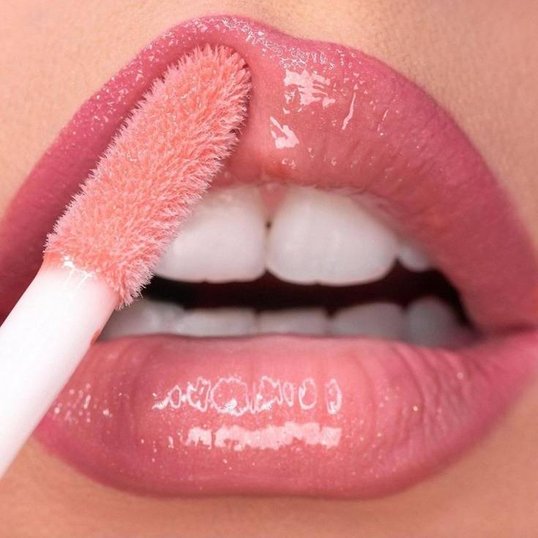 Use gloss labial com pigmentação