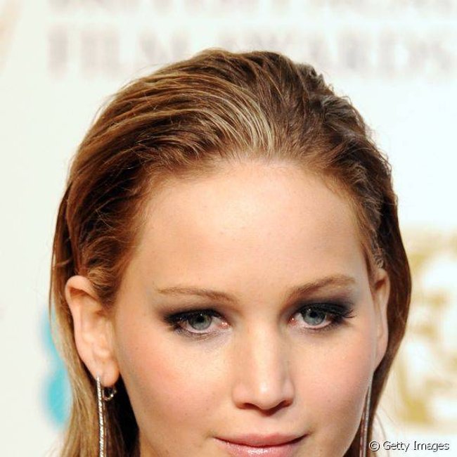 Atriz Jennifer Lawrence com maquiagem nude, com foco nos lábios.