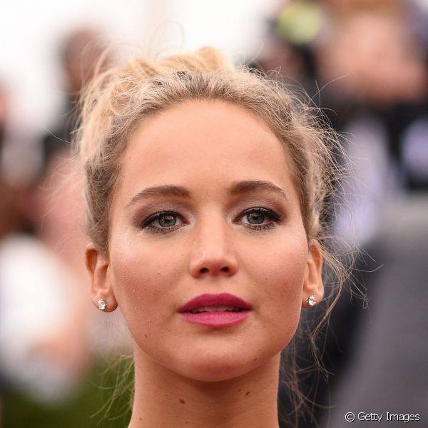Jennifer Lawrence segue a harmonia de que quando a sombra é básica, os lábios ganham cor