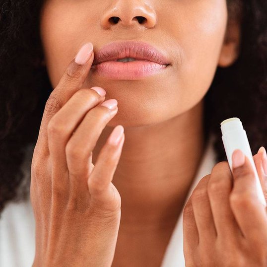 Entenda como escolher o hidratante labial ideal