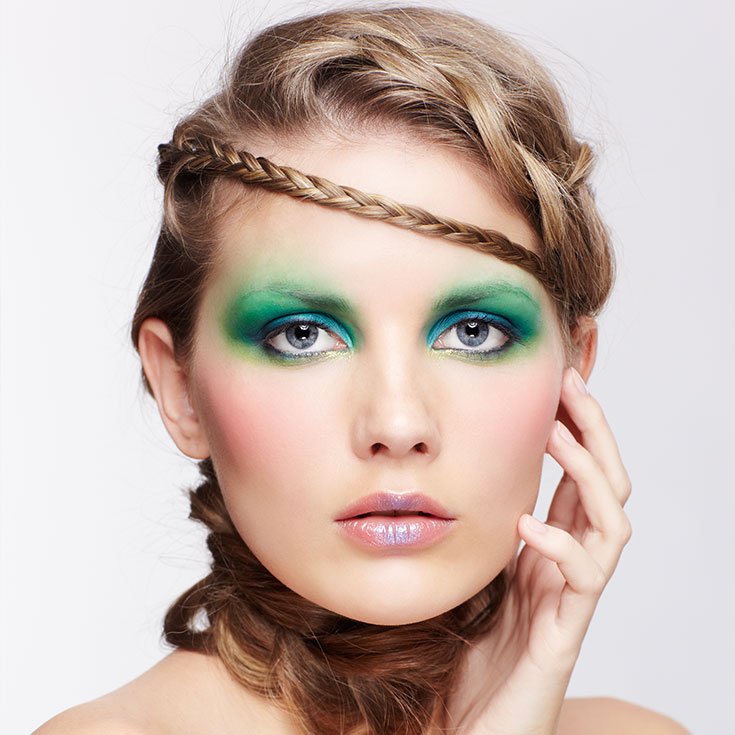 Maquiagem com sombra verde.