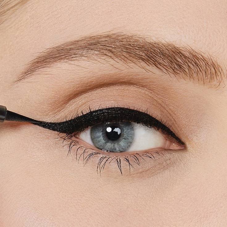 Olho com delineado fino.