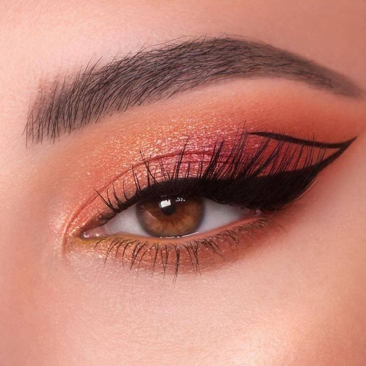 Olho com delineado gráfico.