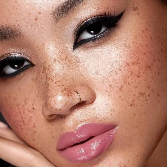 Maquiagem com delineador: combine com o gloss labial
