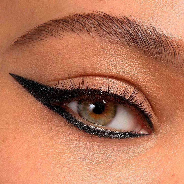 Maquiagem simples com delineado.