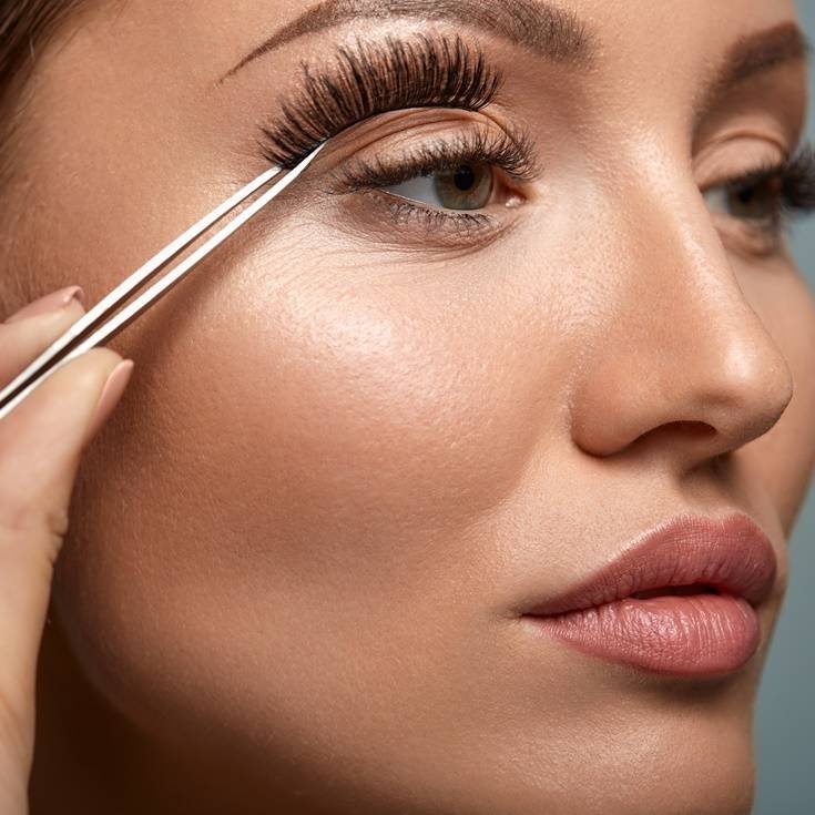 Aplicação de cílios postiços.