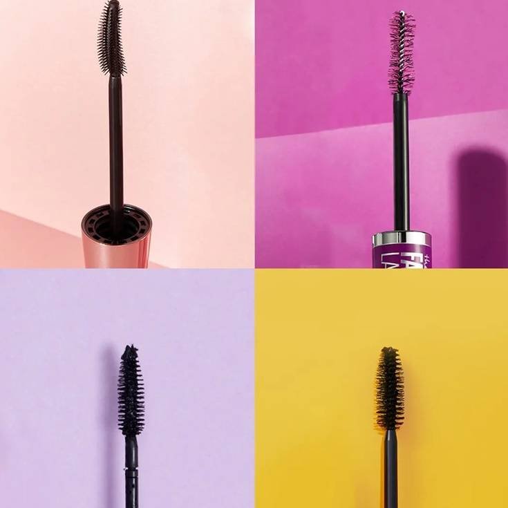 Aplicação de máscara de cílios.