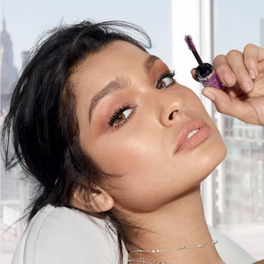 Cílios alongados com a The Falsies Lash Lift | Maybelline NY