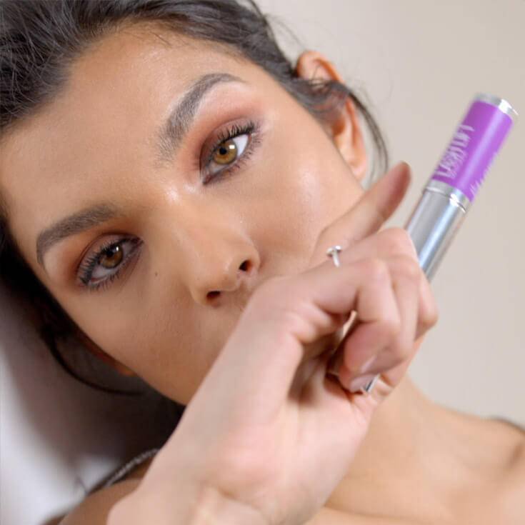 Modelo com cílios alongados por máscara de cílios Maybelline.