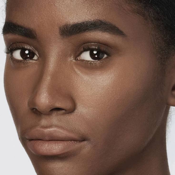 Sobrancelhas naturais.