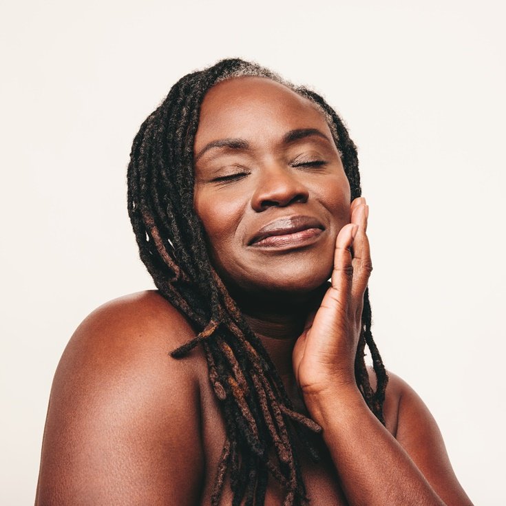 Mulher negra com pele madura.