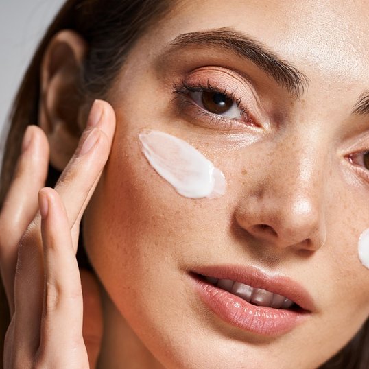 Mulher branca fazendo rotina de skincare em sua pele mista.