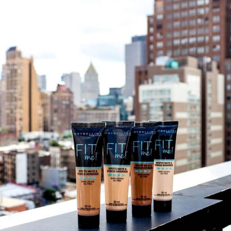 Aplicação de base e corretivo.