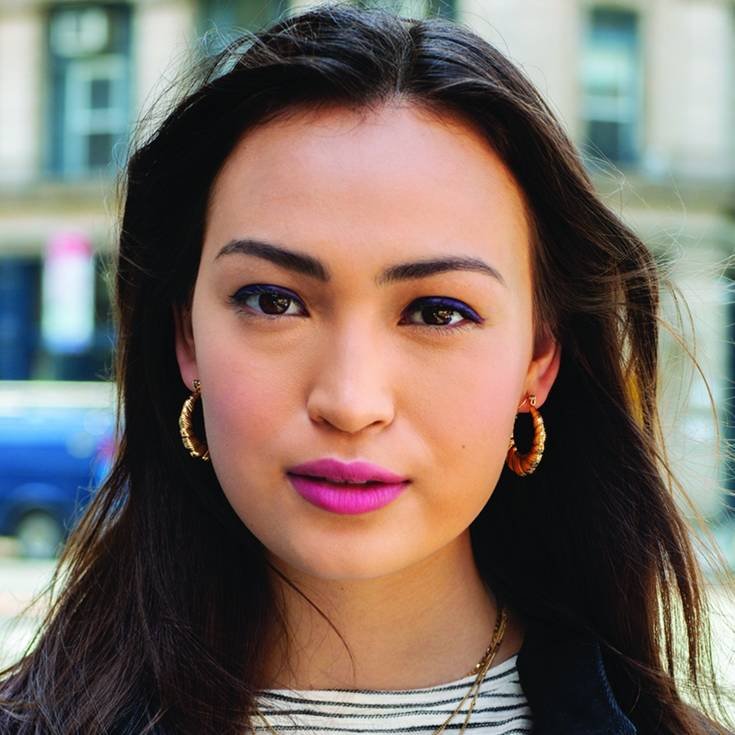 Rosto maquiado com base de longa duração que não transfere.