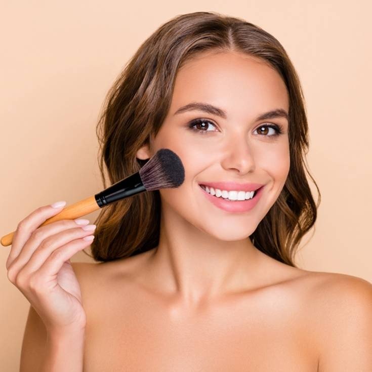 Diferentes tons de blush em diferentes tons de pele.