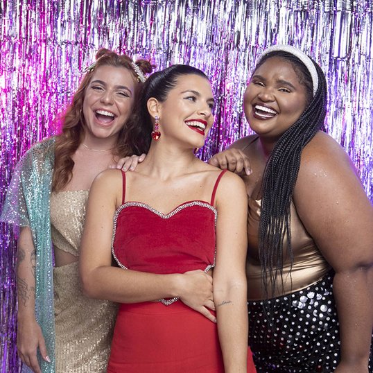 modelos com iluminador em pó na maquiagem
