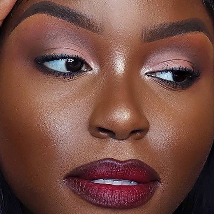 Maquiagem com iluminador.