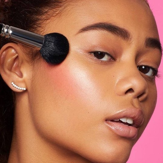 Realce seus traços com o blush e contorno