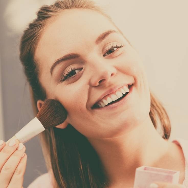 Aplicação de pó bronzer.