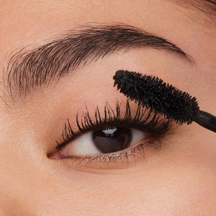 Mulher com maquiagem leve.