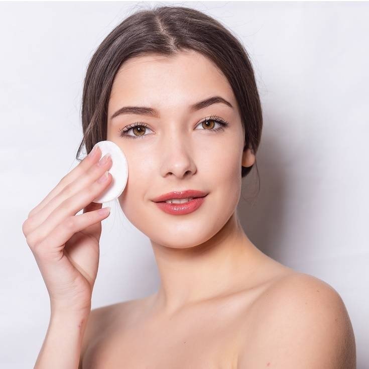 Lavando esponja de maquiagem.