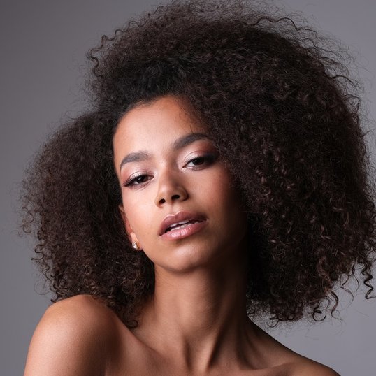 Maquiagem natural e iluminada para festa de ano novo, realçando a beleza com um toque de brilho sutil nos olhos e lábios, perfeita para harmonizar com as cores do ano novo