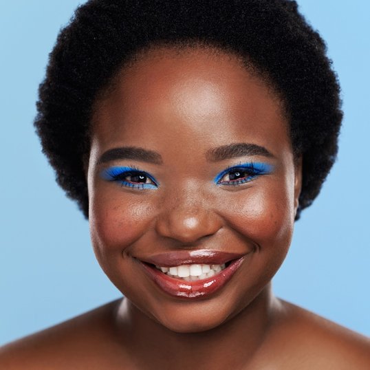 Mulher negra usando sombra colorida azul anos 90