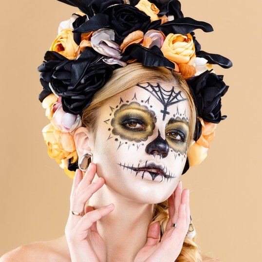 Mulher branca com maquiagem artstica para iniciantes caveira mexicana