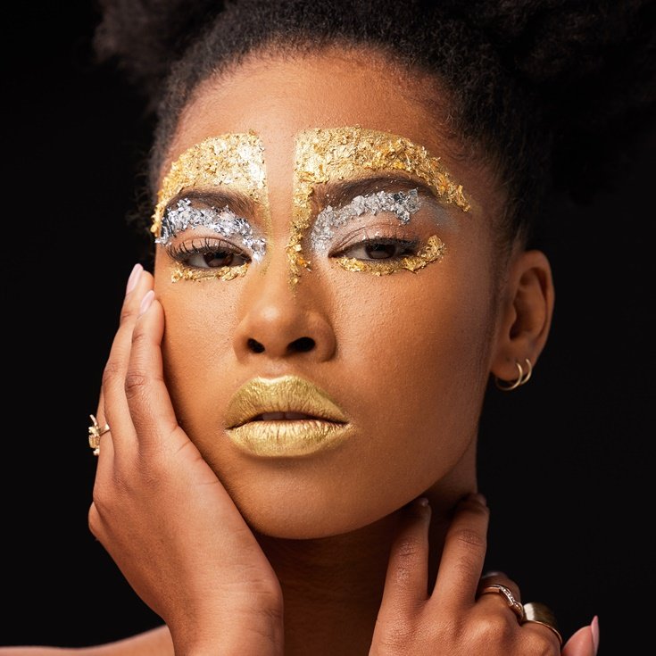 Mulher com maquiagem artística fácil.