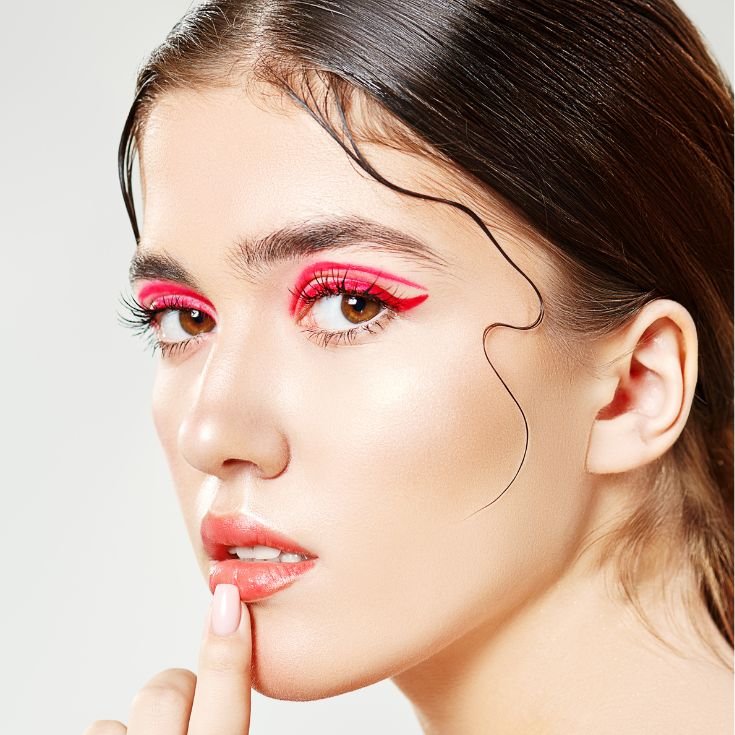 Opção de maquiagem para o natal com destaque nos olhos, delineado gráfico vermelho.