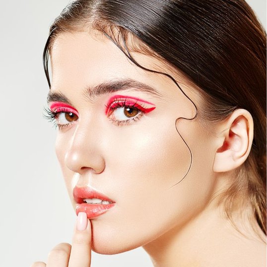 Opção de maquiagem para o natal com destaque nos olhos, delineado gráfico vermelho.