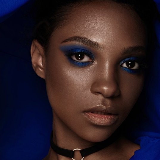 Mulher negra com maquiagem moderna e ousada para o natal.