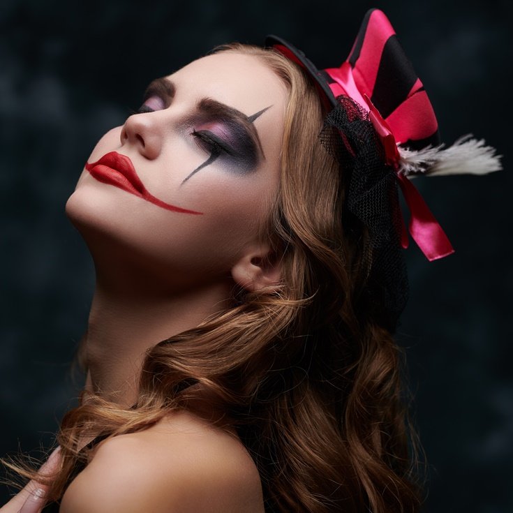 Maquiagem de palhaço.