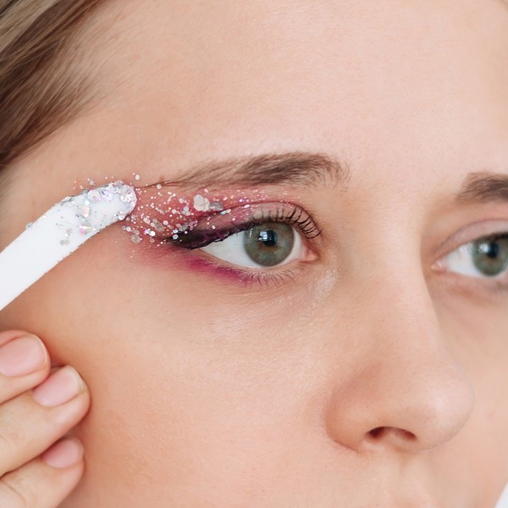 Moça com glitter na pálpebra