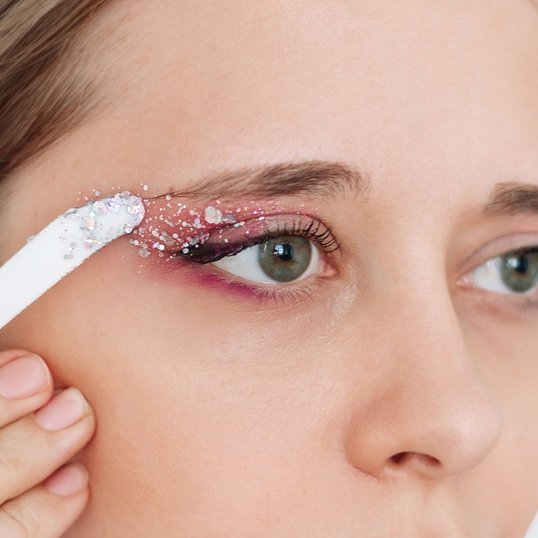 Moça com glitter na pálpebra