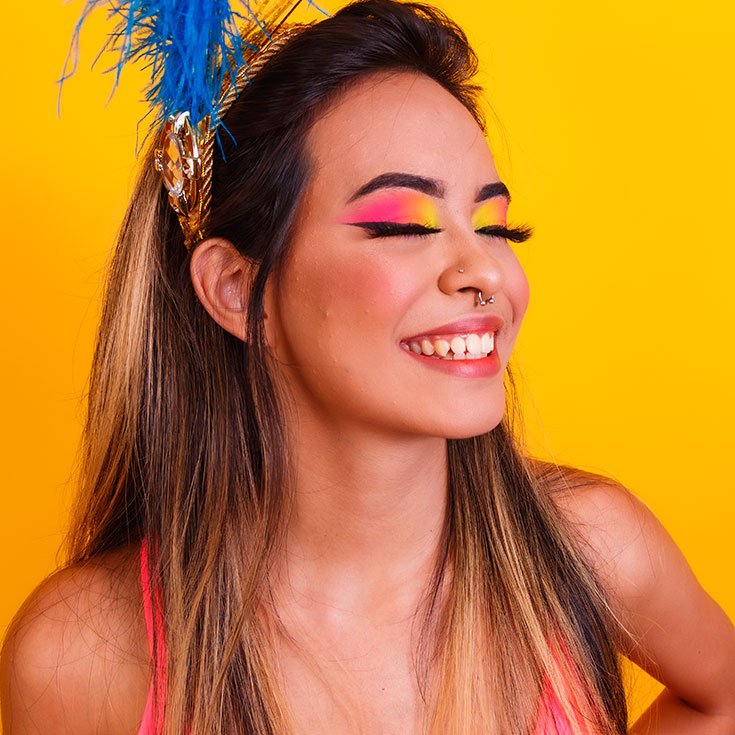 Maquiagem colorida para festival.