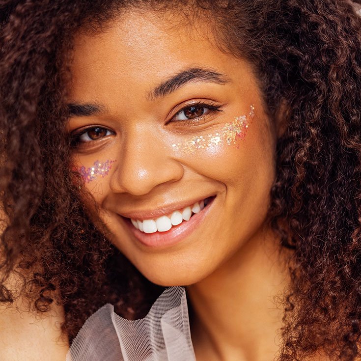 Pedrarias e glitter na maquiagem de festival