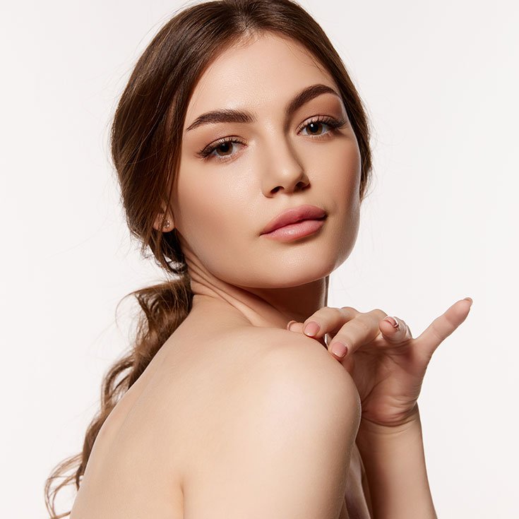 Mulher branca com mão no ombro com lábios