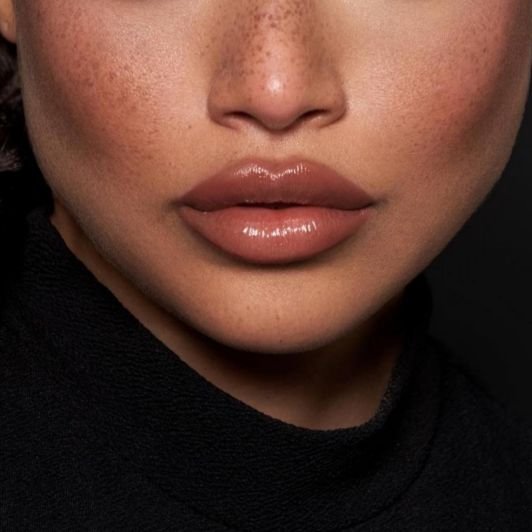 Lábios de mulher negra com batom chocolate nos lábios