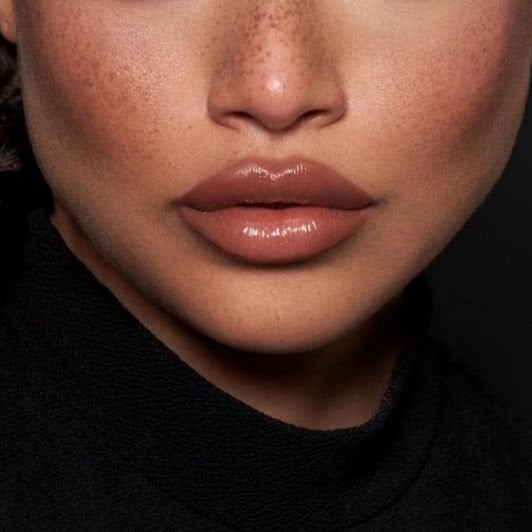 Lábios de mulher negra com batom chocolate nos lábios