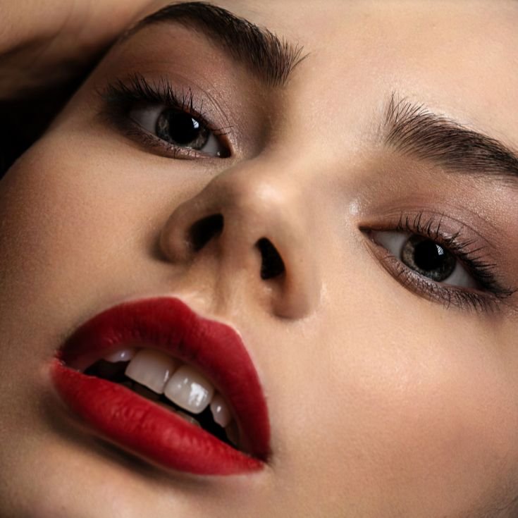 Mulher caucasiana com batom vermelho intenso nos lábios