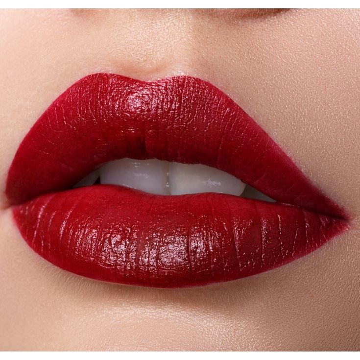 Lábios com batom líquido vermelho intenso em um lip combo vermelho