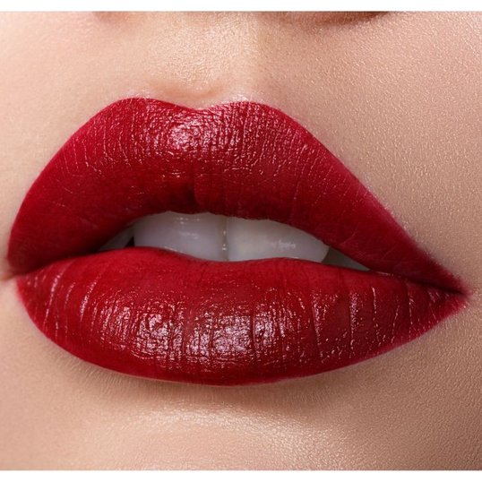 Lábios com batom líquido vermelho intenso em um lip combo vermelho