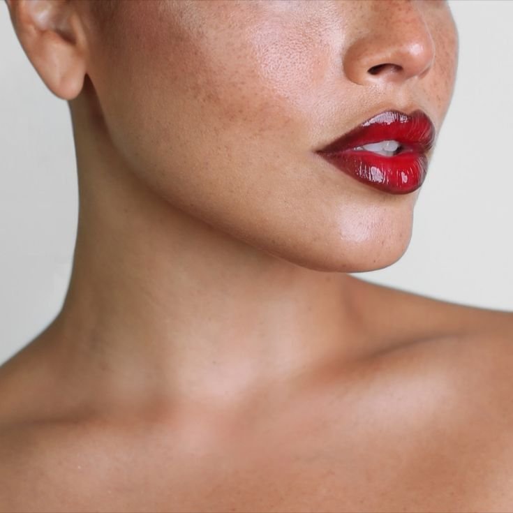 Lábios com contorno vermelho escuro e vermelho mais claro no centro do lip combo com batom vermelho.